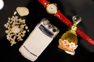 Điện thoại Vertu Constellation Ayxta Pure White Diamond Rain nắp gập