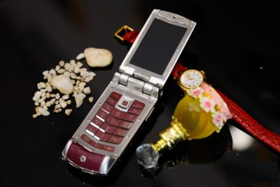 Điện thoại Vertu Constellation Ayxta Da Cá Sấu (Màu Hồng)