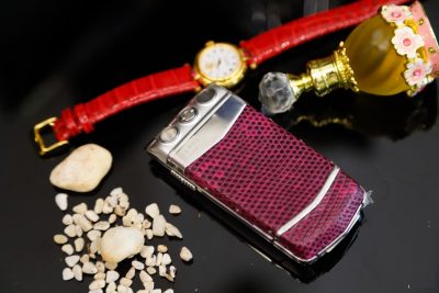 Điện thoại Vertu Constellation Ayxta Da Cá Sấu (Màu Hồng)
