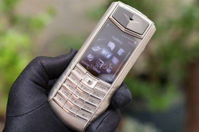Màn hình Vertu Ascent Ti cao cấp