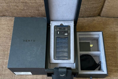 Điện thoại METAVERTU 2 Generation da cá sấu xanh 99% chính hãng