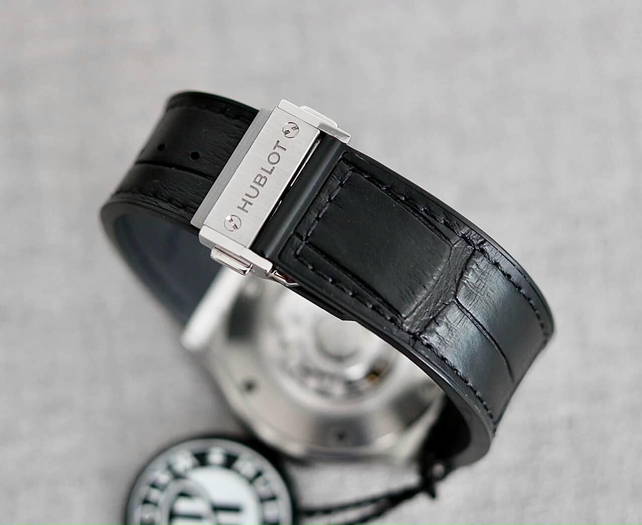 Đồng Hồ Hublot Classic Fusion Full Diamonds 33mm 4