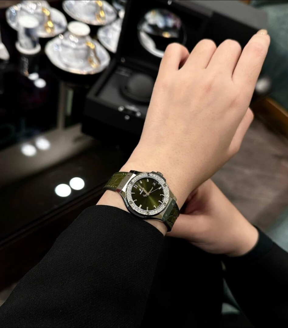 Đồng Hồ Hublot Classic Fusion Green Benzel Custom Diamonds 33mm 2