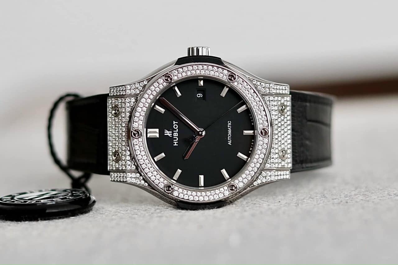Đồng Hồ Hublot Classic Fusion Titanium Diamonds 38mm 2