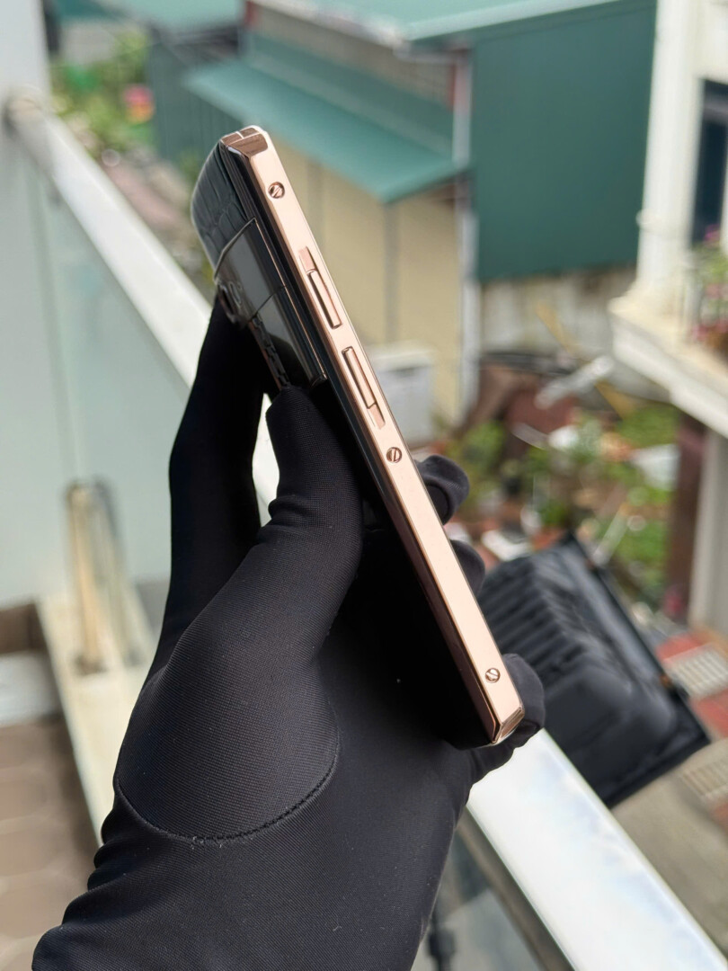 Vertu Aster P Mạ Vàng Da Cá Sấu đen (6)